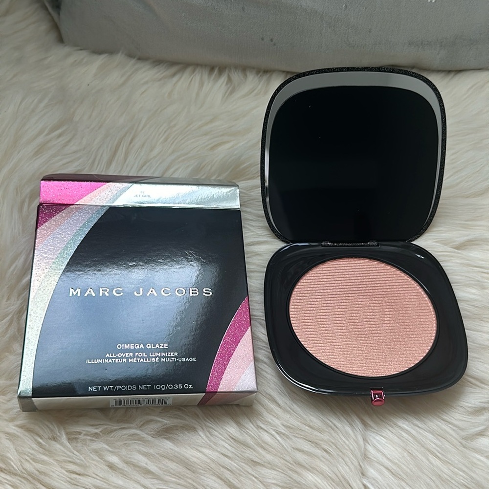Marc Jacobs Omega Glaze in Jet Girl